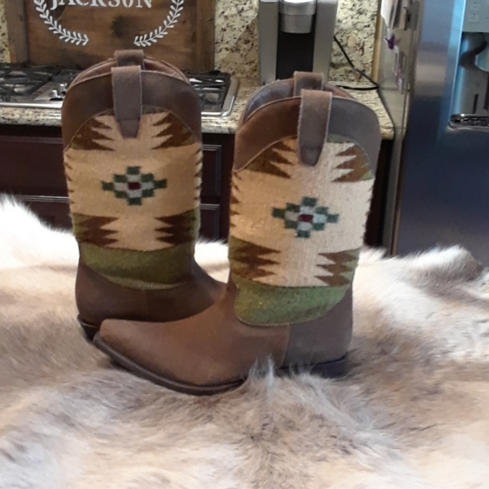 Matisse “Abilene” Wool Blanket,Beautiful boots